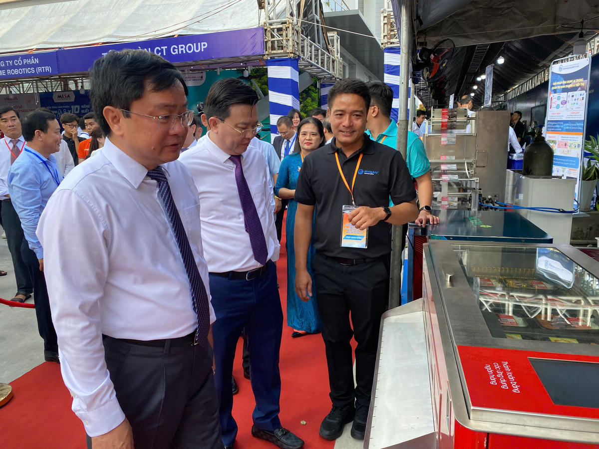 Lãnh đạo tỉnh Tây Ninh ở buổi lễ khai trương. Ảnh: A.Huy.