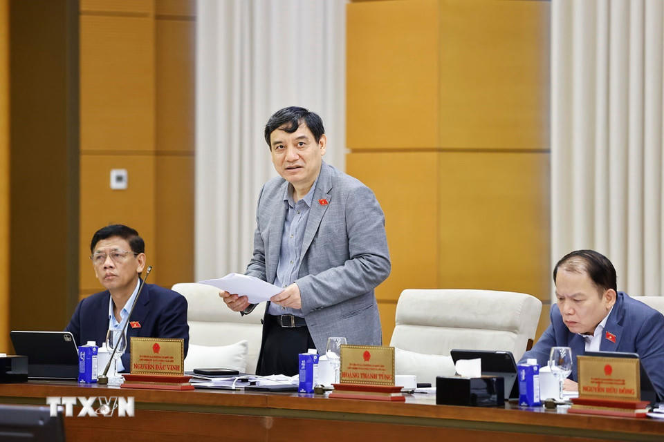 Chủ nhiệm Ủy ban Văn hóa và Xã hội của Quốc hội Nguyễn Đắc Vinh trình bày tóm tắt báo cáo thẩm tra sơ bộ, đề xuất các vấn đề cần Quốc hội tập trung thảo luận. (Ảnh: Doãn Tấn/TTXVN)