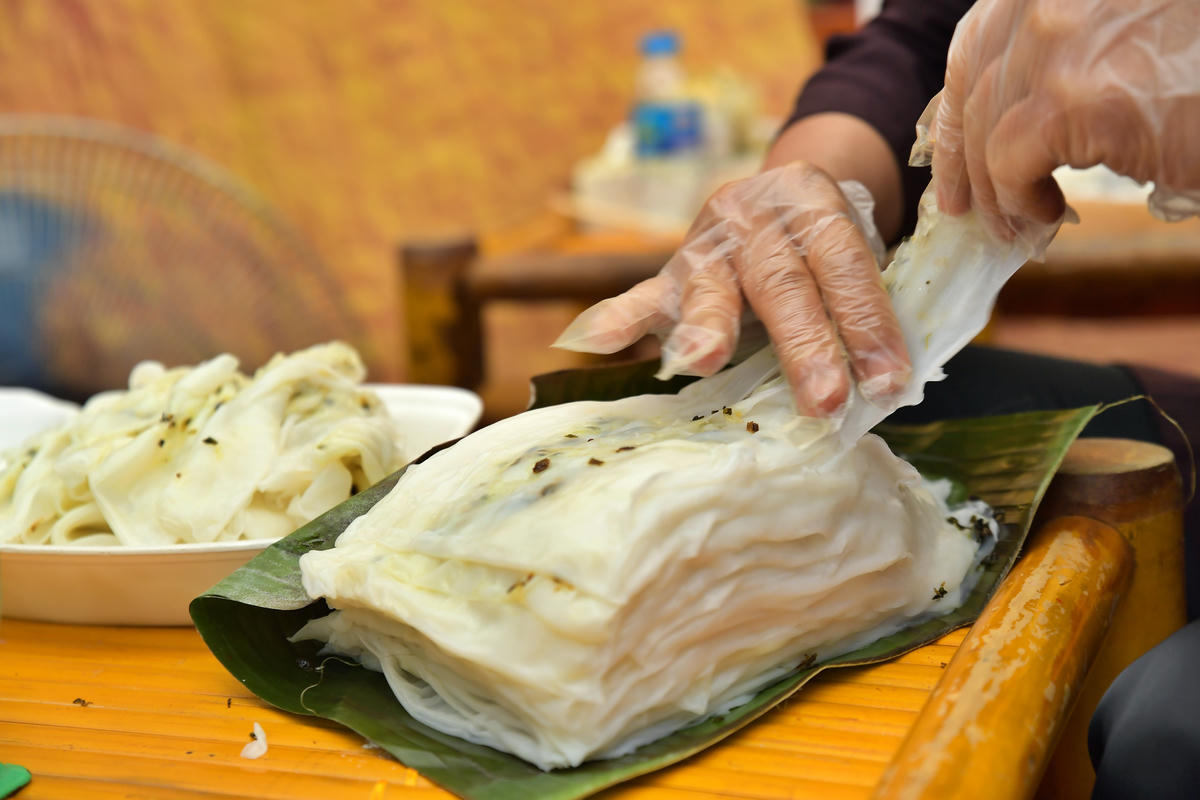 Từng lớp bánh mỏng tang, mềm mại, trắng trong như lụa là kết tinh của kinh nghiệm, sự tỉ mỉ và tình yêu nghề.
