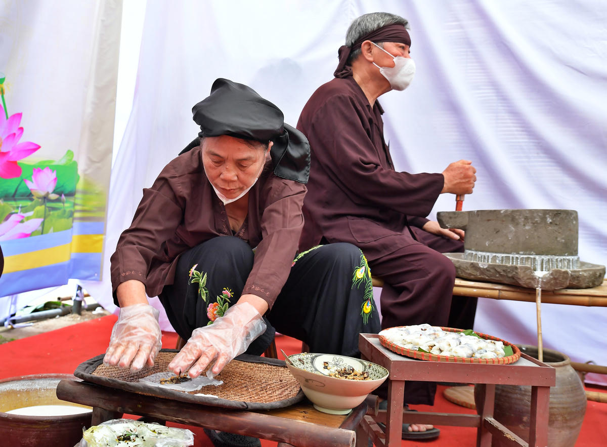 Đây không chỉ là sân chơi để các nghệ nhân giao lưu, trổ tài, mà còn là dịp để tôn vinh đôi bàn tay tài hoa đã gìn giữ và trao truyền tinh hoa của nghề làm bánh cuốn Thanh Trì qua nhiều thế hệ. 