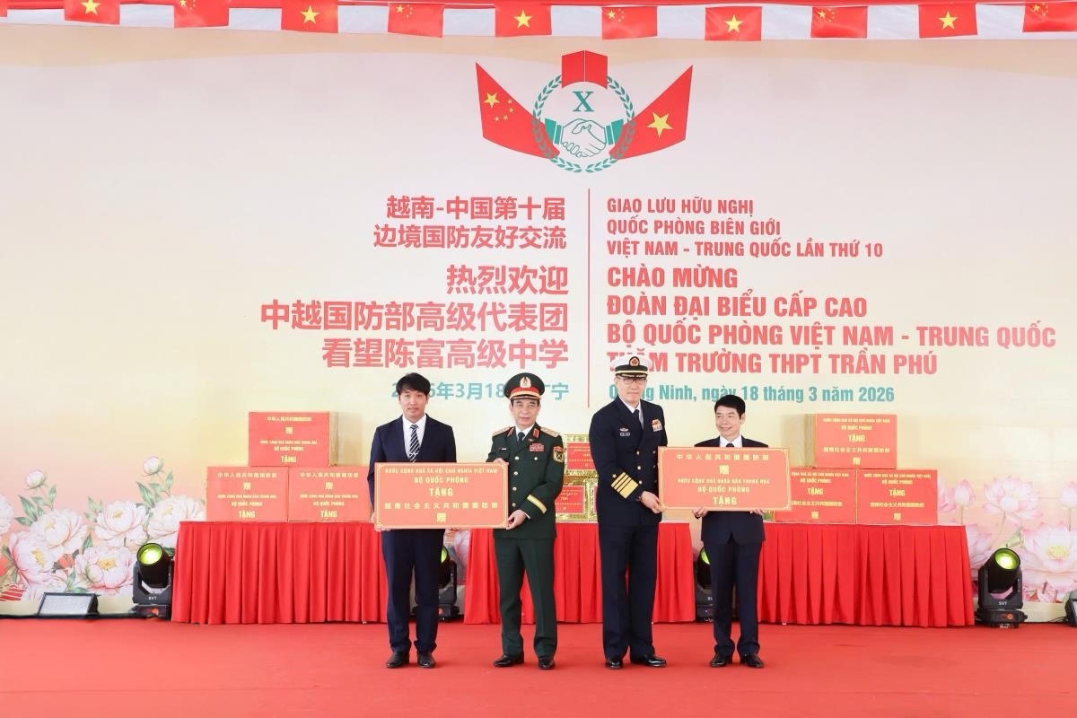 Hai Bộ trưởng trao những món quà ý nghĩa tặng thầy và trò nhà trường.