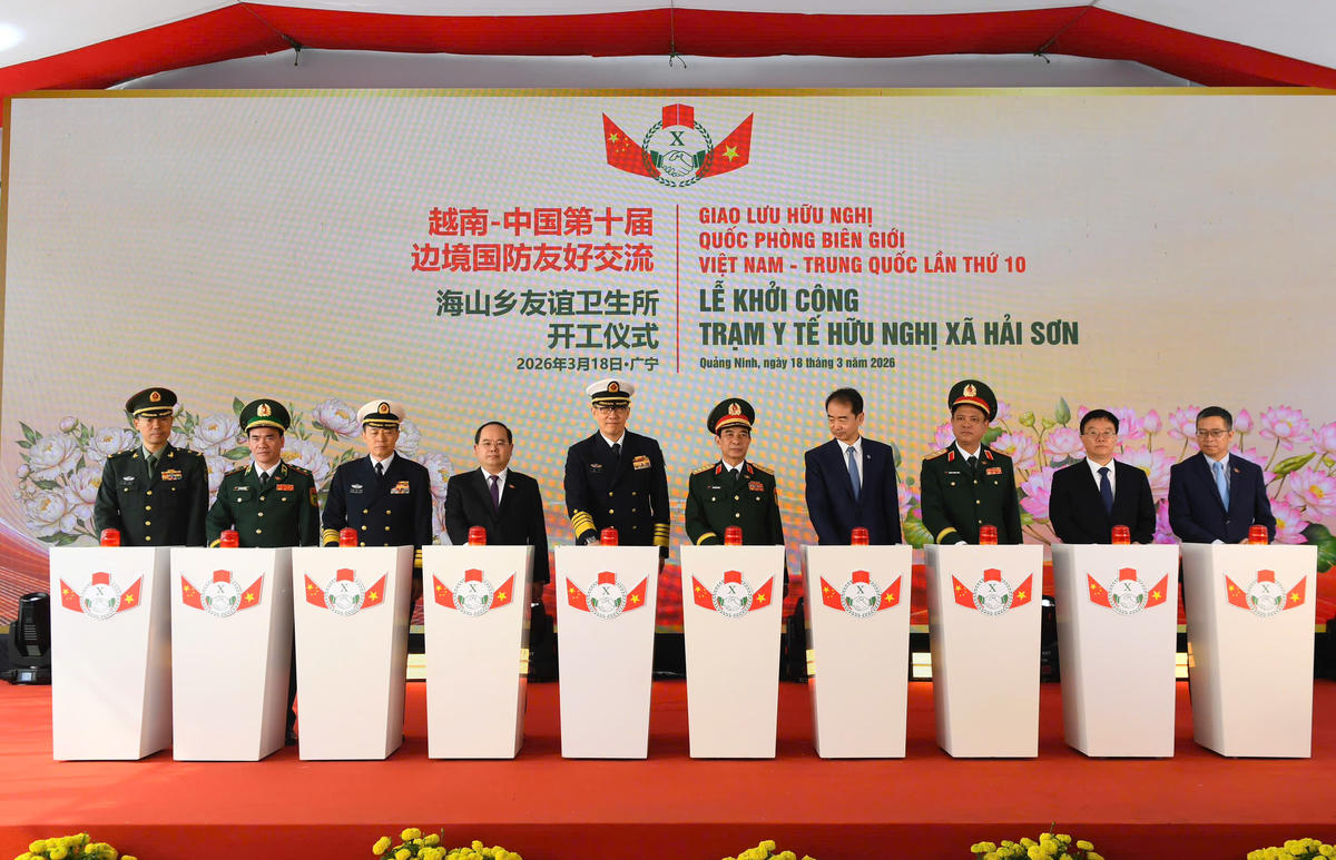 Đại tướng Phan Văn Giang, Bộ trưởng Bộ Quốc phòng và Thượng tướng Đổng Quân, Bộ trưởng Bộ Quốc phòng Trung Quốc cùng các đại biểu chính thức&nbsp;khởi công Trạm Y tế hữu nghị xã Hải Sơn, tỉnh Quảng Ninh. Ảnh: Mỹ Hạnh