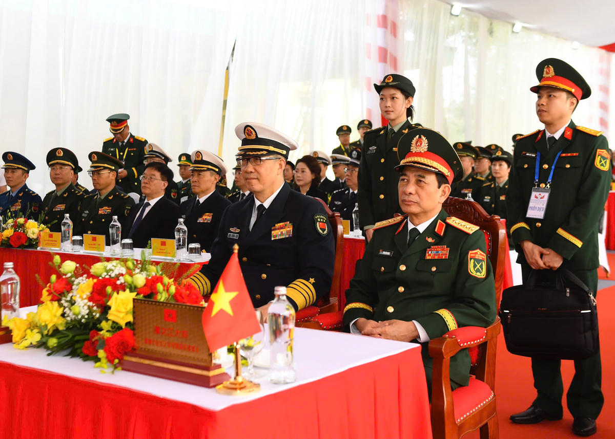 Đại tướng Phan Văn Giang, Bộ trưởng Bộ Quốc phòng và Thượng tướng Đổng Quân, Bộ trưởng Bộ Quốc phòng Trung Quốc dự lễ khởi công Trạm Y tế hữu nghị xã Hải Sơn, tỉnh Quảng Ninh. Ảnh: Mỹ Hạnh