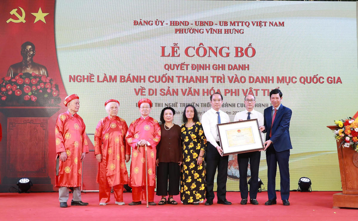 Ông Hồ An Phong, Thứ trưởng Bộ VHTTDL công bố và trao Quyết định ghi danh nghề làm bánh cuốn Thanh Trì vào danh mục Di sản văn hóa phi vật thể quốc gia.