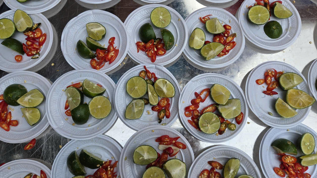 Những đĩa gia vị được người làng chuẩn bị, trưng bày tại hoạt động trải nghiệm. Ảnh: Duy Hưng.