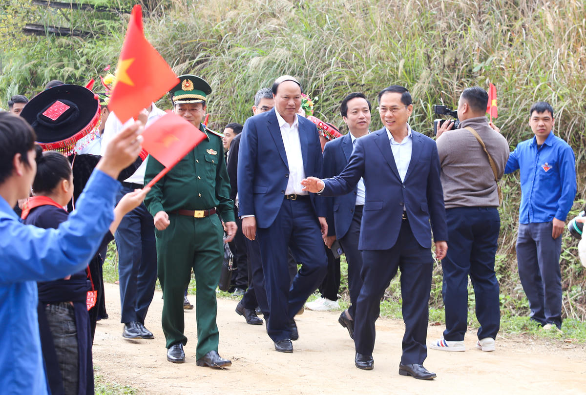 Sáng 19/3, tại vị trí xây dựng Trường Phổ thông Nội trú Tiểu học và Trung học cơ sở Xuân Trường (xã Xuân Trường, Cao Bằng), Phó Thủ tướng Bùi Thanh Sơn và đoàn công tác, lãnh đạo tỉnh Cao Bằng cùng đông đảo bà con nhân dân đã đến dự cùng với các điểm cầu&nbsp;khởi công, xây dựng 121 điểm trường tại 121 xã biên giới trên cả nước.