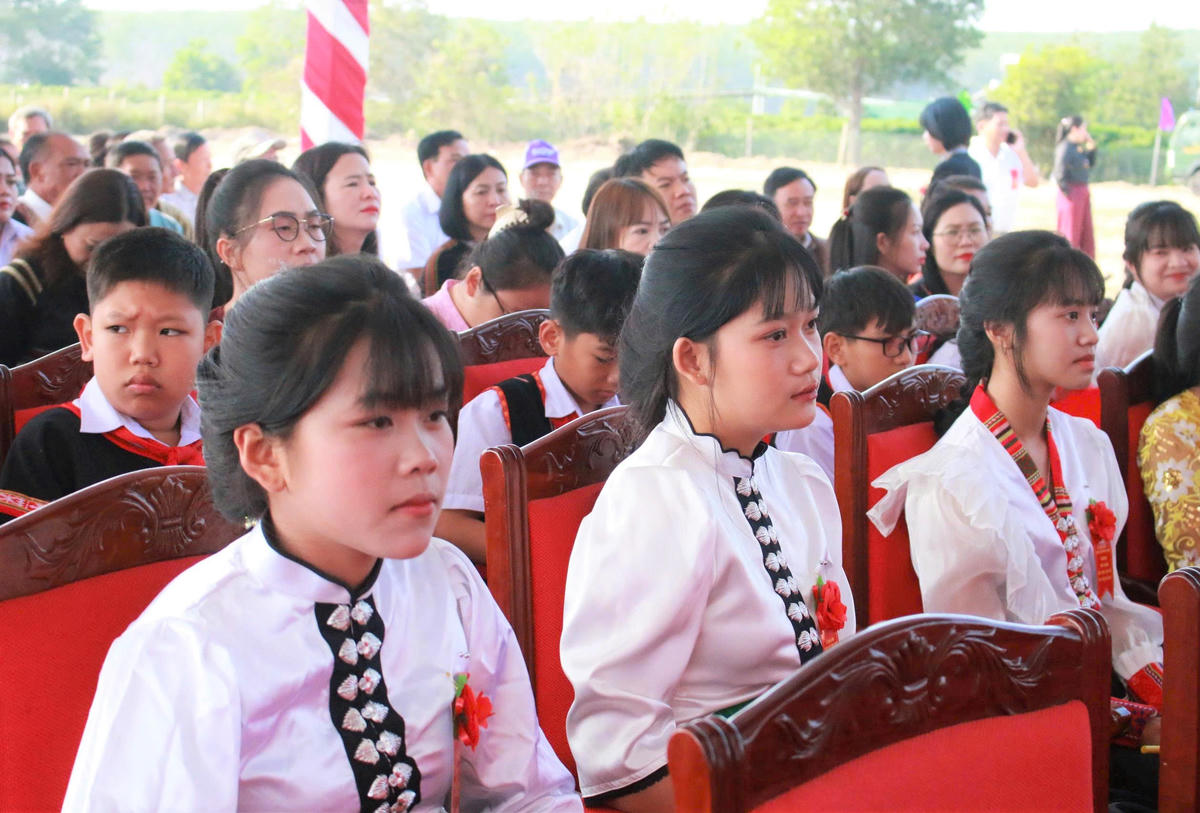 Học sinh ở các xã biên giới của tỉnh Quảng Ngãi tham dự lễ khởi công. Ảnh: CV.