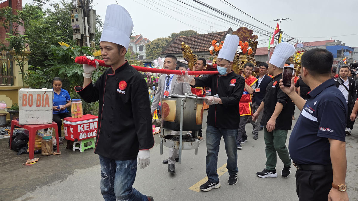 Hằng năm, dân làng Vân Cù đều tổ chức hội làng, tri ân tổ nghề. Dịp này, con em Vân Cù cùng hồi hương, nấu hàng nghìn bát phở vụ vụ du khách tham quan, trải nghiệm. Ảnh: Duy Hưng.