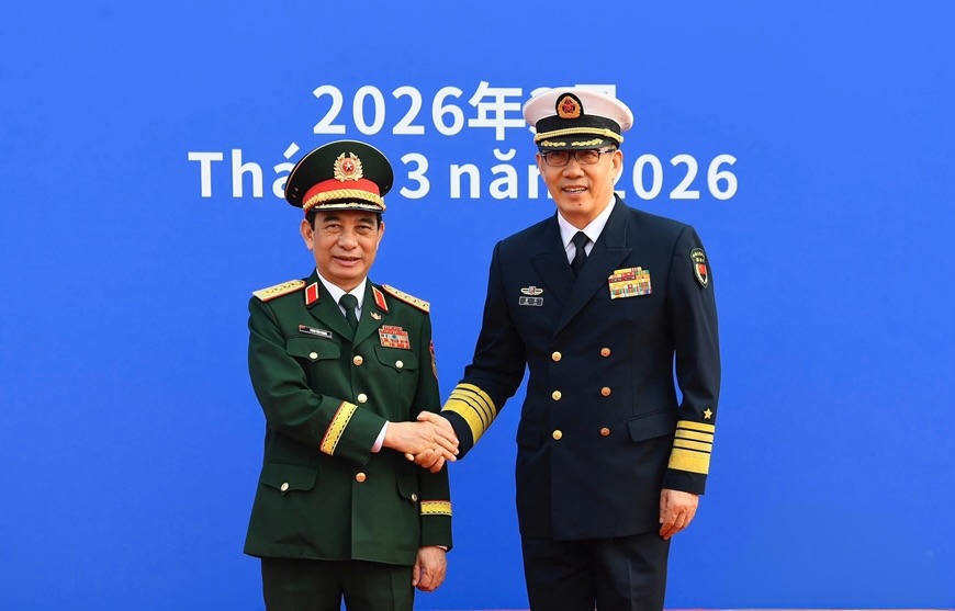 Thượng tướng Đổng Quân, Bộ trưởng Bộ Quốc phòng Trung Quốc đón Đại tướng Phan Văn Giang, Bộ trưởng Bộ Quốc phòng tại cửa khẩu quốc tế Đông Hưng.