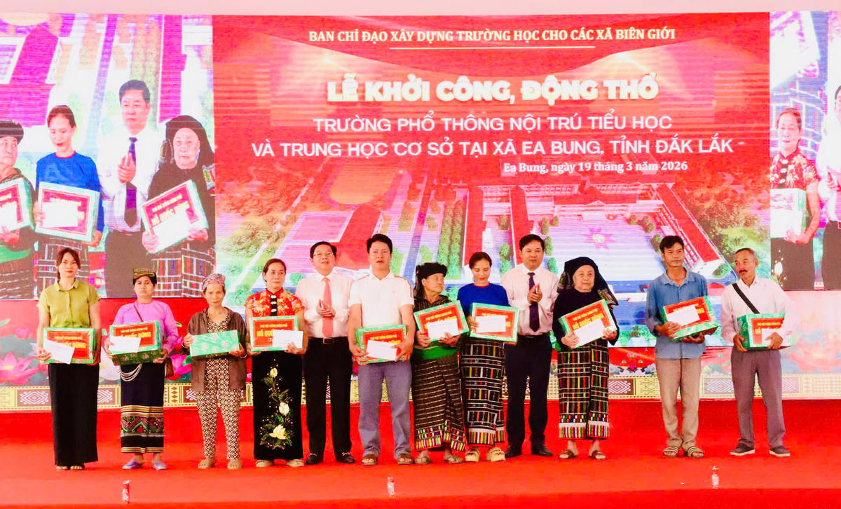 Phó Thủ tướng Hồ Quốc Dũng trao tặng quà cho&nbsp;gia đình có hoàn cảnh khó khăn trên địa bàn xã Ea Bung. Ảnh:CL.