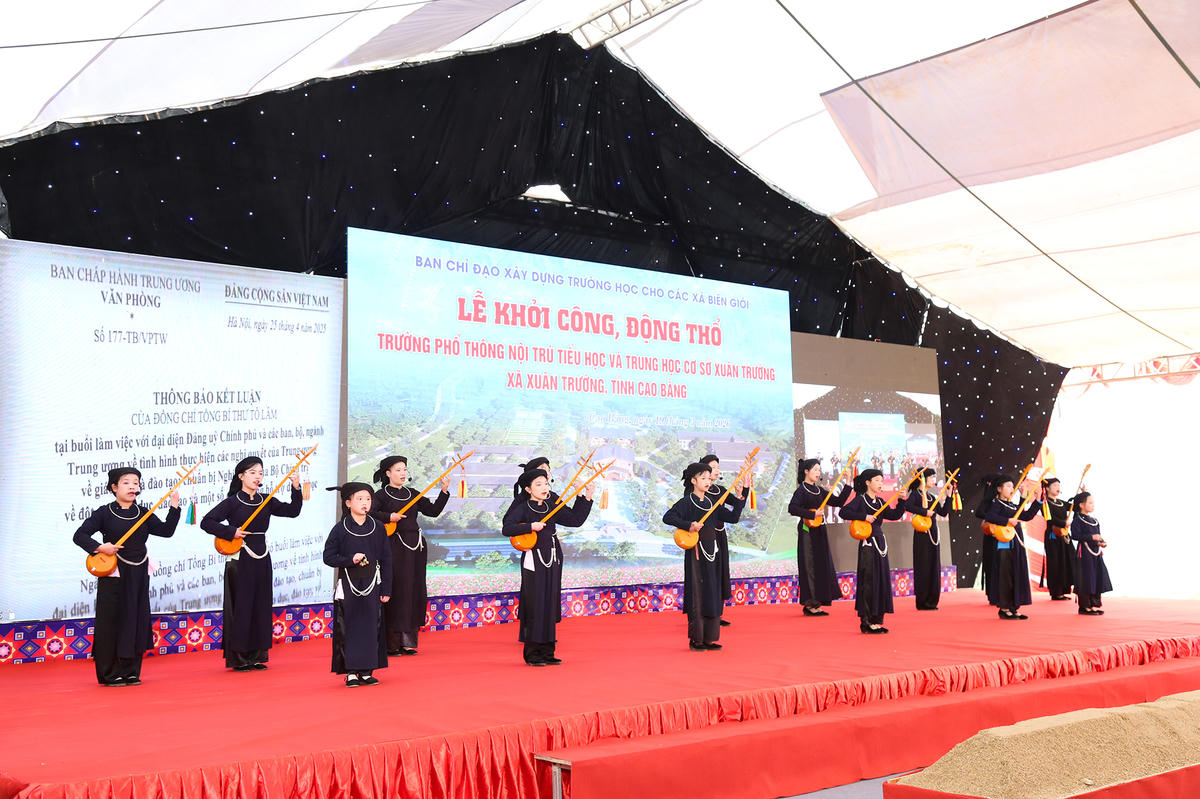 Các em học sinh trình diễn tiết mục đàn tính đặc trưng của địa phương.