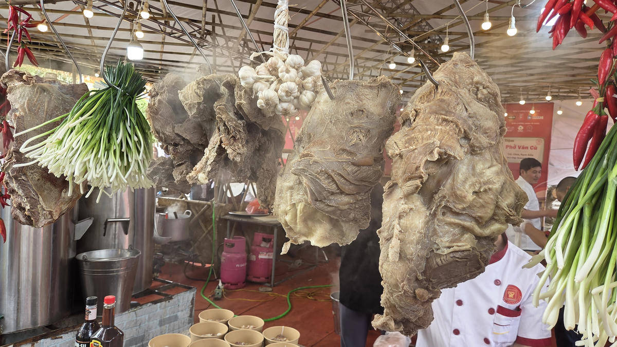 Không gian đậm hương vị phở do các nghệ nhân làng Vân Cù tạo tác trong sáng ngày 19/3. Ảnh: Duy Hưng.