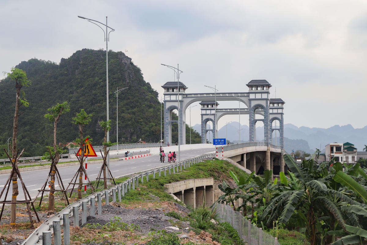 Ngoài việc tạo thuận lợi cho giao thông đi lại, người dân địa phương còn kỳ vọng cầu Tân Lang và tuyến đường liên kết vùng sẽ mở rộng giao thương, thúc đẩy hợp tác. Ảnh: Đình Minh
