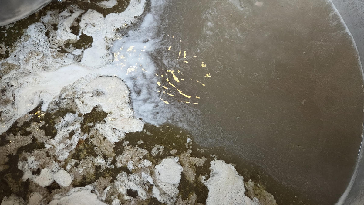 Nước phở, yếu tố quyết định bát phở có ngon hay không.Theo các nghệ nhân cao tuổi ở Vân Cù, từ thủa khởi nghiệp các tiền nhân của làng đã có “phép nghề”, được các thế hệ kế tiếp giữ gìn, tuân thủ. Đó là cẩn trọng trong từng công đoạn, không được cẩu thả, bớt xén. Theo đó, phải lựa được gạo ngon để xay, nước dùng phải sạch, quá trình tráng bánh, ngâm rửa, hầm xương phải đúng, đủ thời gian; việc sử dụng, kết hợp các loại gia vị (hoa hồi, thảo quả, hành khô, vỏ quế, gừng già, nước mắm, muối thô…) phải được tính toán tỉ mỷ, hợp lý; không được dùng nguyên liệu thừa, lưu cữu. Có như vậy mới đảm bảo các yếu tố của một bát phở ngon: bánh phở mềm, dai; nước dùng ngọt, trong, thanh. Ảnh: Duy Hưng.