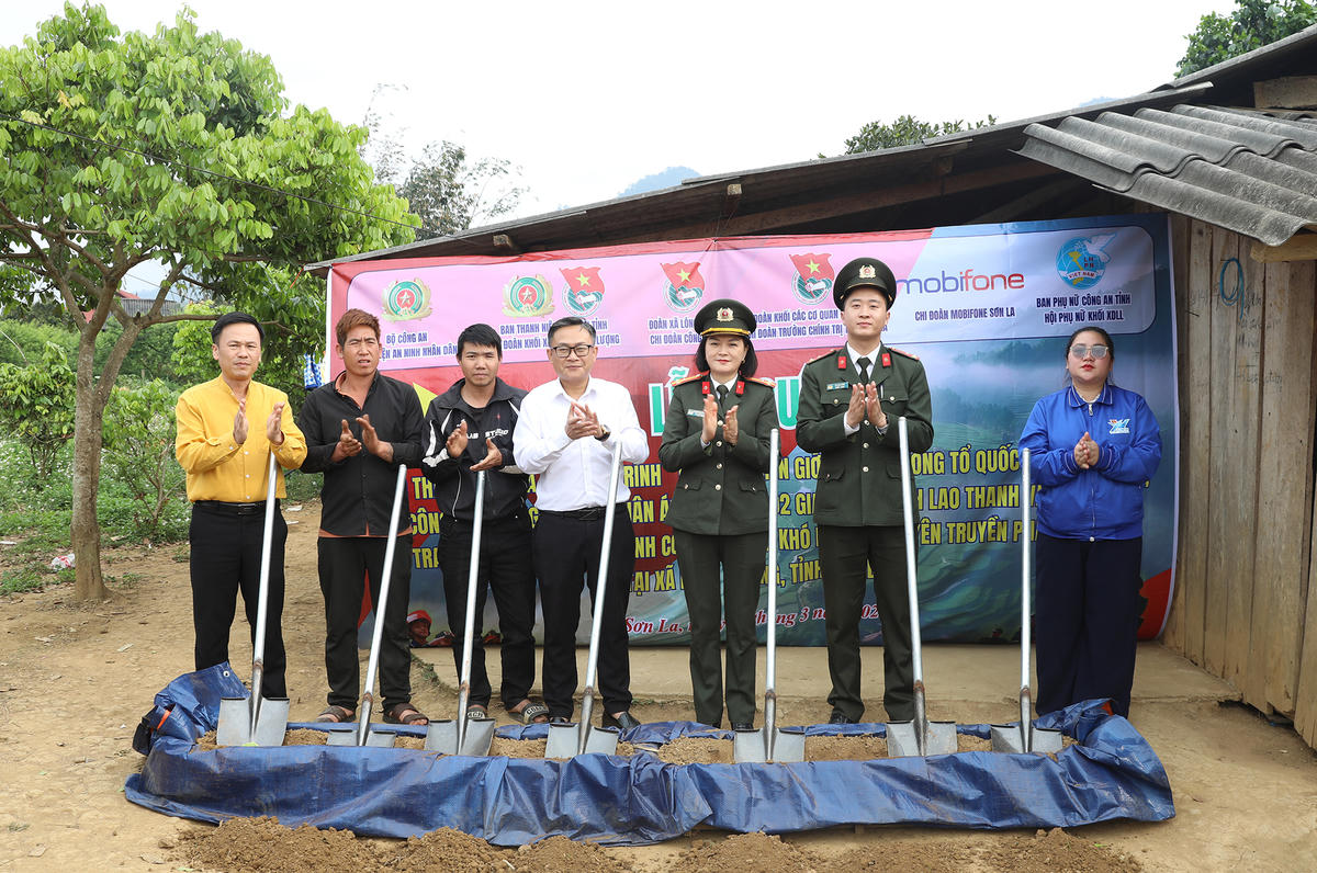 Ngoài vững về chuyên môn, Thượng úy Lê Cao Thiên còn thường xuyên tham gia các chương trình thiện nguyện về với vùng cao.