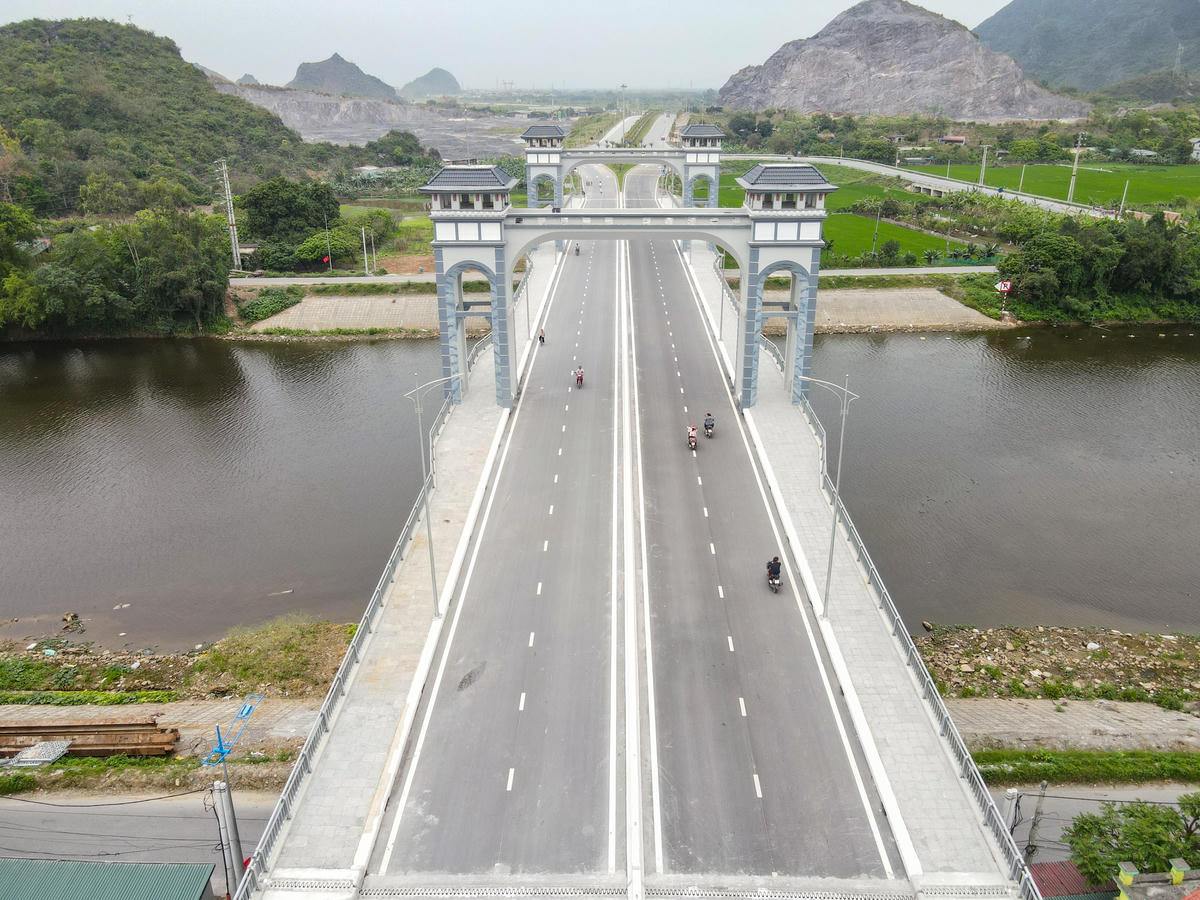 Cầu Tân Lang bắc qua sông Đáy, thuộc địa bàn 2 phường Nguyễn Úy và Lê Hồ, tỉnh Ninh Bình, được xây dựng bằng bê tông cốt thép và bê tông cốt thép dự ứng lực theo phương pháp đúc hẫng cân bằng. Ảnh: Đình Minh