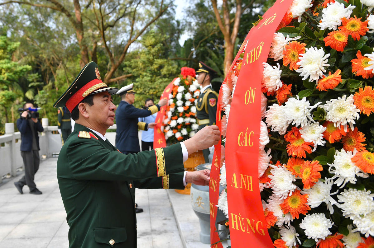 Đại tướng Phan Văn Giang và Thượng tướng Đổng Quân cùng các đại biểu dâng vòng hoa trước Đài tưởng niệm liệt sĩ cách mạng nhân dân Việt - Trung.