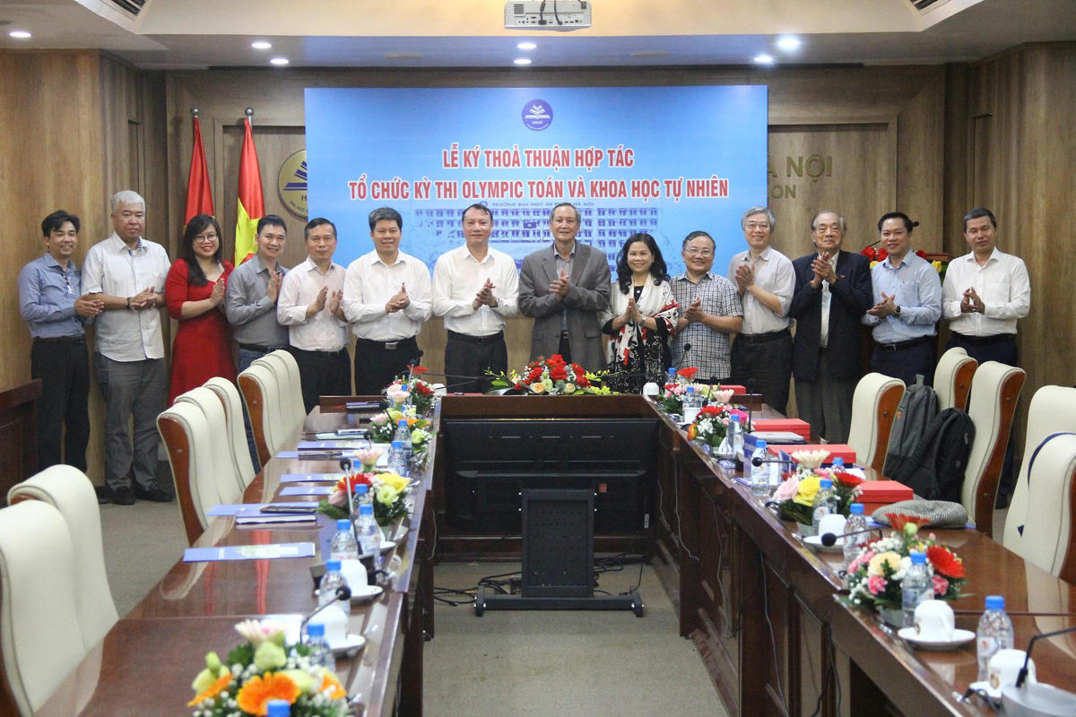 Lãnh đạo Trường Đại học Sư phạm Hà Nội cùng các hội chuyên ngành tại lễ ký kết.