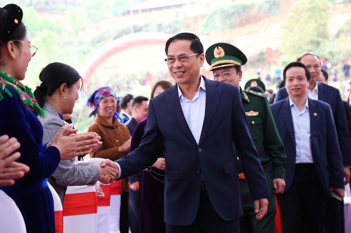 Phó Thủ tướng bắt tay người dân trong hội trường.