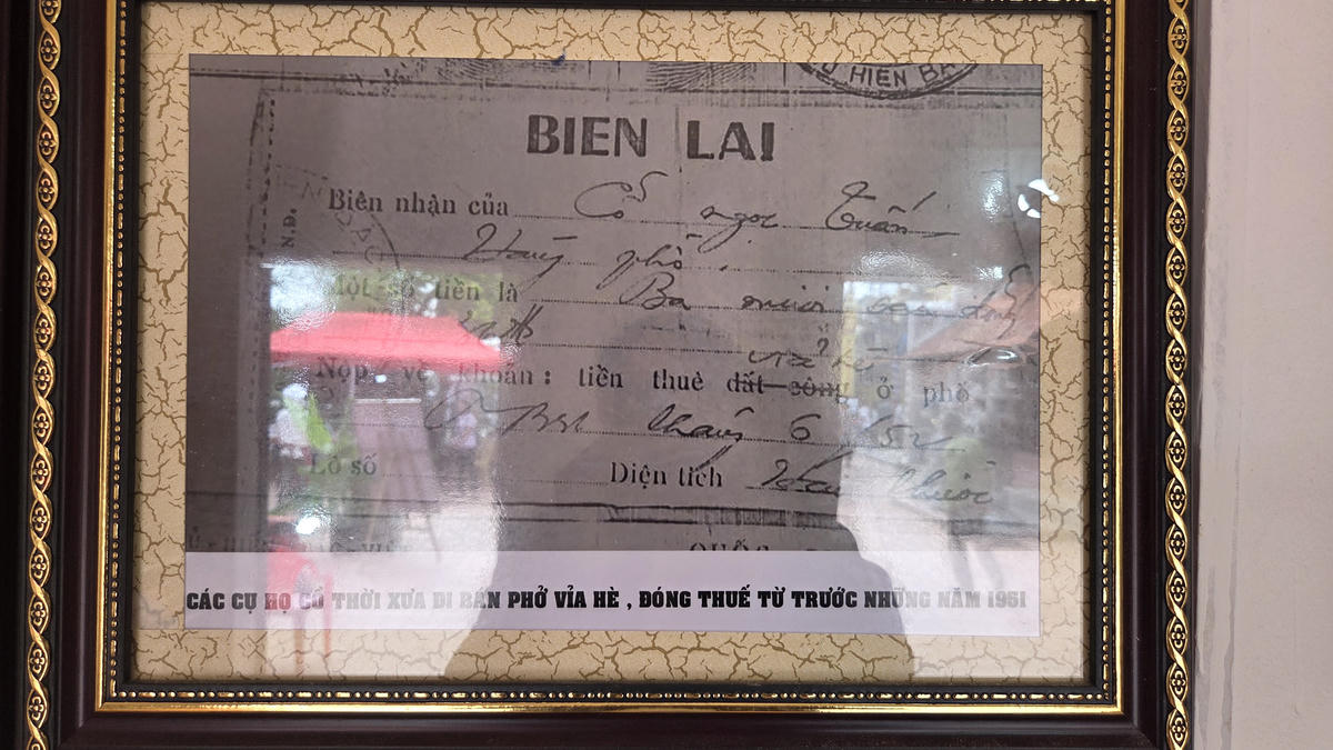Tư liệu trưng bày trong gian thờ tổ nghề phở Vân Cù cho biết, người họ Cồ làng Vân Cù bán phở ở vỉa hè Hà Nội năm 1951, có đóng thuế. Ảnh: Duy Hưng.