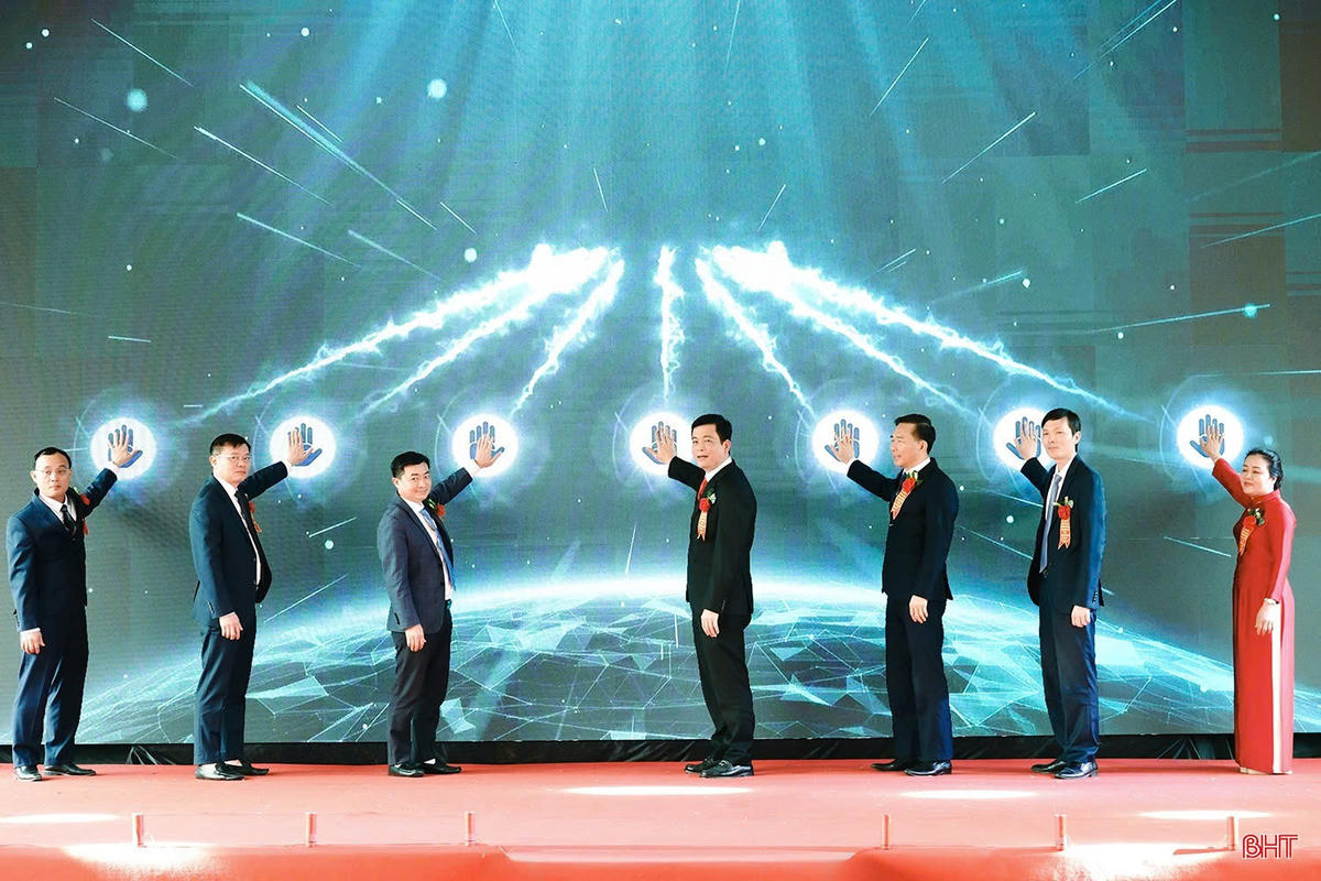 Đại biểu cử hành nghi thức khởi công Trường Phổ thông nội trú liên cấp TH&amp;THCS Sơn Kim 2. Ảnh: BHT.