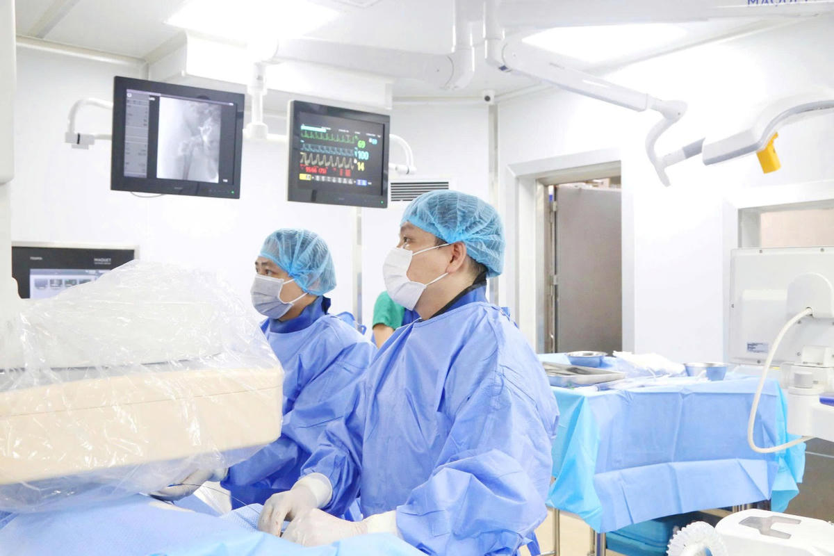 TS. BS Trần Quang Lục thực hiện kỹ thuật can thiệp nút mạch u gan cho người bệnh. Ảnh: BVCC.