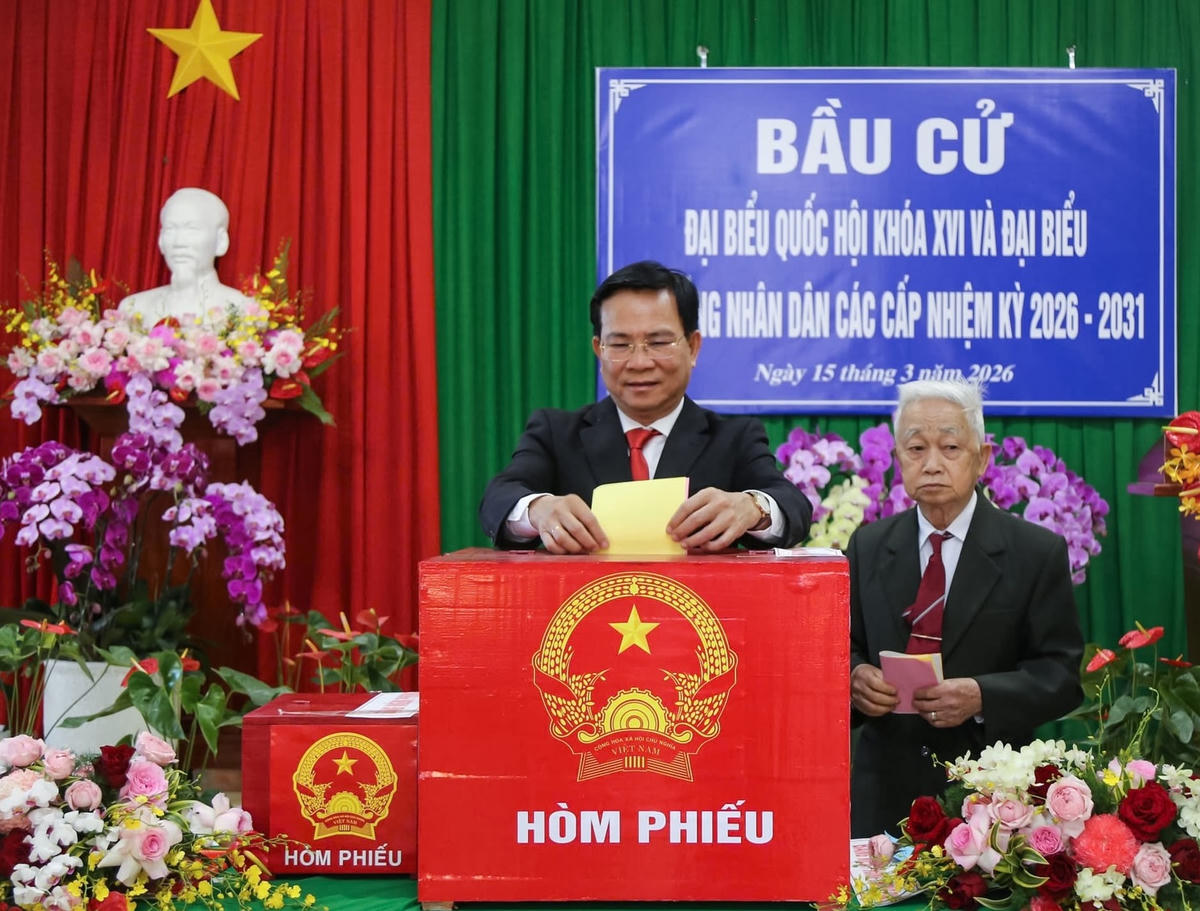 Ông Hồ Văn Mười, Ủy viên Ban Chấp hành Trung ương Đảng, Phó Bí thư Tỉnh ủy, Chủ tịch UBND tỉnh Lâm Đồng, bỏ phiếu tại khu vực bỏ phiếu số 19. Ảnh CT