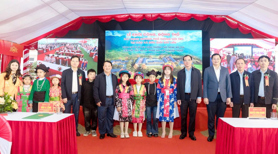Bí thư Tỉnh ủy Tuyên Quang Hầu A Lềnh và&nbsp;Thứ trưởng Thường trực Bộ Dân tộc và Tôn giáo Nguyễn Đình Khang dự lễ khởi công trường Phổ thông Nội trú liên cấp Tiểu học và THCS Nghĩa Thuận. Ảnh: Đ.H.