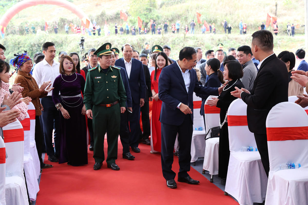 Phó Thủ tướng Bùi Thanh Sơn trò chuyện với người dân địa phương.