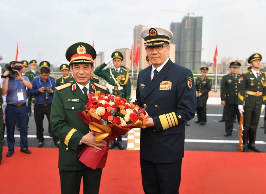 Thượng tướng Đổng Quân, Bộ trưởng Bộ Quốc phòng Trung Quốc tặng hoa Đại tướng Phan Văn Giang, Bộ trưởng Bộ Quốc phòng.