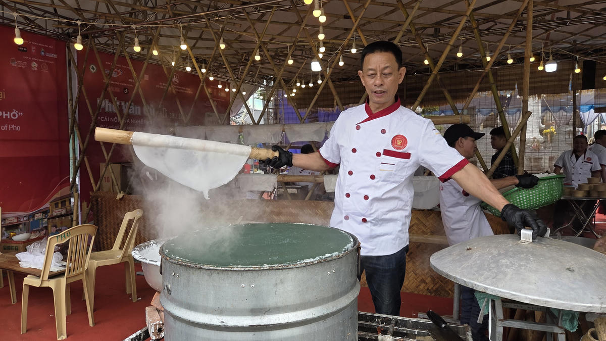 Một nghệ nhân trình diễn nghệ thuật tráng bánh phở. Ảnh: Duy Hưng.