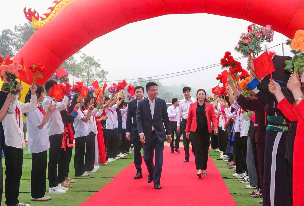 Phó Thủ tướng Chính phủ Lê Thành Long và lãnh đạo tỉnh Lào Cai dự lễ khởi công&nbsp;công trình Trường Phổ thông nội trú liên cấp tiểu học và trung học cơ sở Bản Lầu. Ảnh: Đại Long.