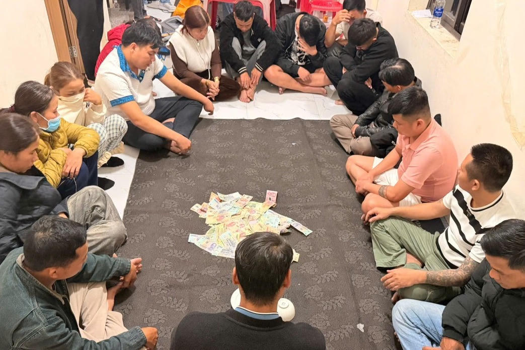 Các đối tượng tụ tập đánh bạc dưới hình thức xóc đĩa bị lực lượng Công an phát hiện, bắt quả tang. Ảnh: CAQT