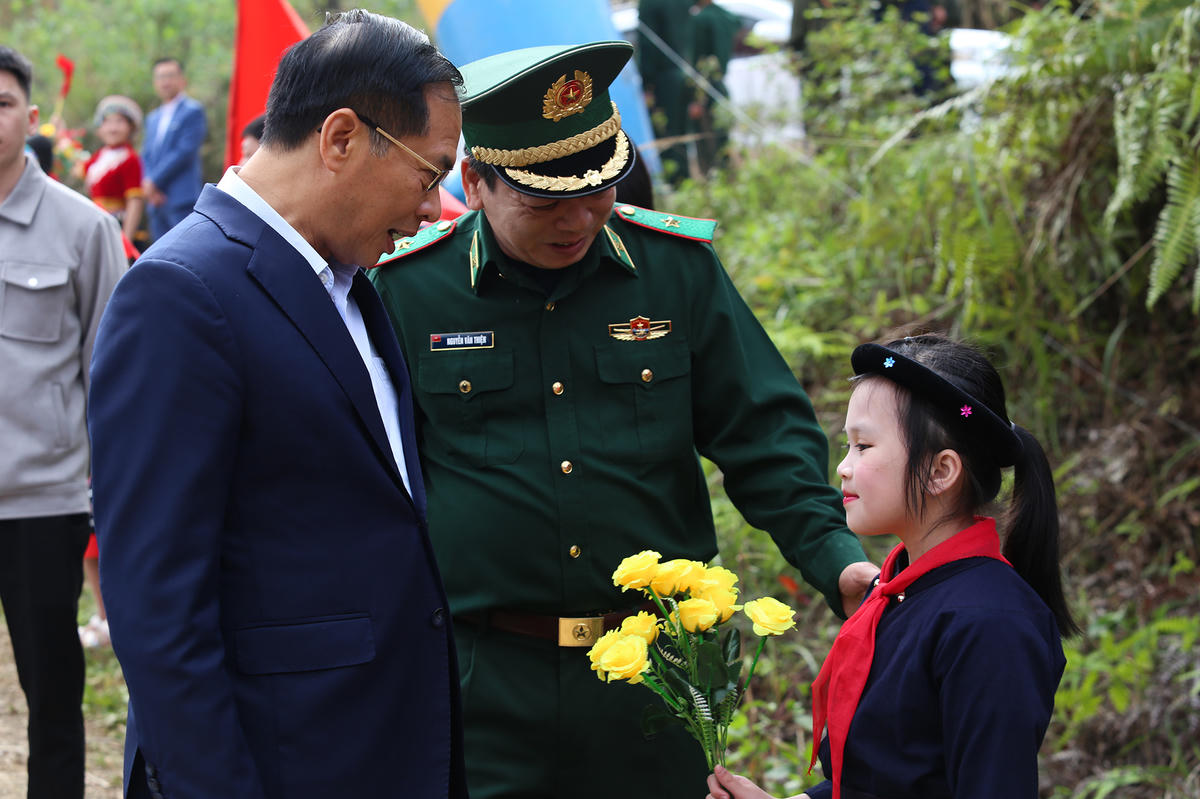 Phó Thủ tướng Bùi Thanh Sơn hỏi thăm một học sinh.