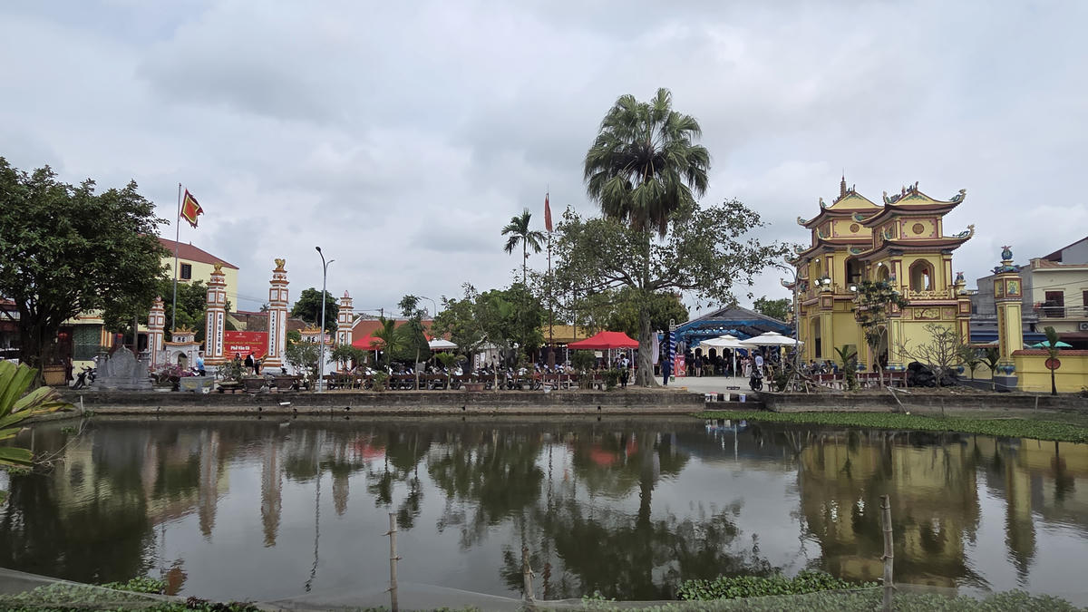 Đình làng Vân Cù - nơi chính quyền địa phương, cộng đồng làng tổ chức hoạt động trải nghiệm làng nghề phở.&nbsp;Theo các bậc cao niên làng Vân Cù, từ những năm đầu thế kỷ 20 ở làng đã có những người đầu tiên lên TP Nam Định (cách khoảng 15 km, nay là phường Nam Định, tỉnh Ninh Bình) nấu, bán phở cho những ông chủ người Pháp và thợ thuyền làm việc tại Nhà máy dệt Nam Định. Họ, sau đó còn vượt đường, lên Hà Nội, ra Hải Phòng để hành nghề này, chỉ bằng một đôi quang gánh. Ngay từ những thập niên 30, 40 của thế kỷ trước người Hà Nội đã biết, được thưởng thức món phở mang thương hiệu “phở Cồ” của những người mang họ Cồ đến từ vùng đất Nam Định. Ảnh: Duy Hưng.&nbsp;