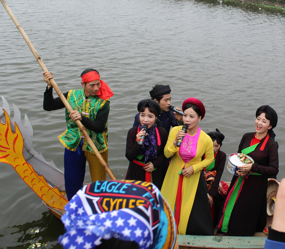 Cần xây dựng hệ thống chính sách đãi ngộ xứng đáng với nghệ nhân dân gian. Ảnh: Thư Hoàng.