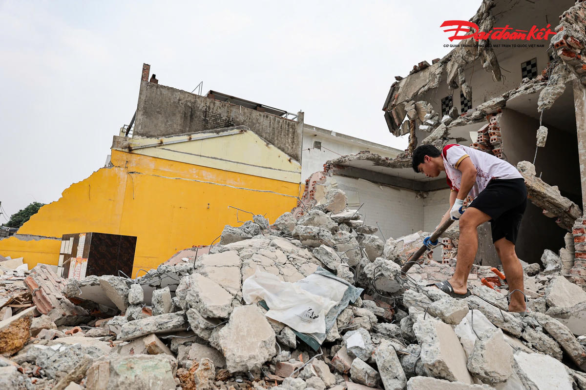 Ông Sơn (người dân xã Yên Bài) cho biết, khi nhận được thông tin triển khai tuyến metro Văn Cao – Hòa Lạc, đa số người dân trong khu vực đều đồng thuận, sẵn sàng di dời để tạo điều kiện cho công tác giải phóng mặt bằng. Tuy nhiên, do nhiều hộ chưa có giấy chứng nhận quyền sử dụng đất nên mức đền bù còn hạn chế. Người dân bày tỏ mong muốn dự án sớm được triển khai, hoàn thành đúng tiến độ để việc di chuyển vào trung tâm thành phố thuận tiện hơn.