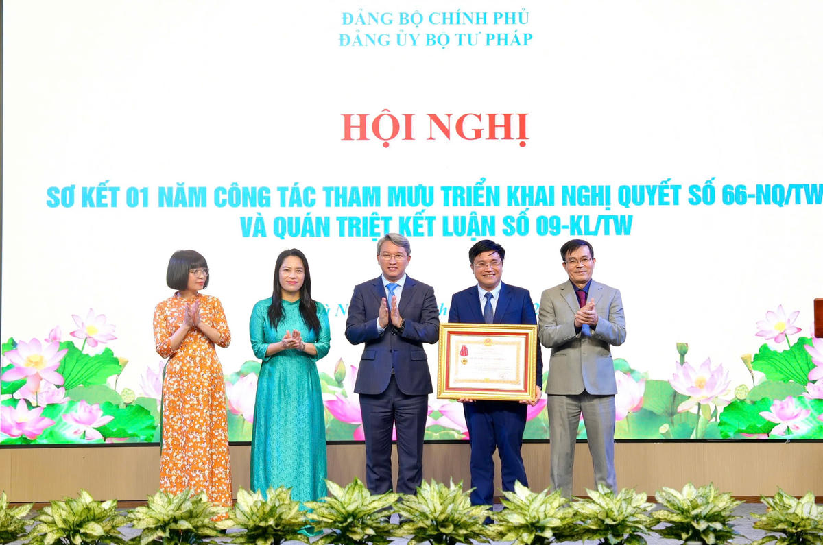Thừa ủy quyền của Chủ tịch nước, Bộ trưởng Bộ Tư pháp đã tặng Huân chương Lao động hạng Ba cho Viện Chiến lược và Khoa học pháp lý.