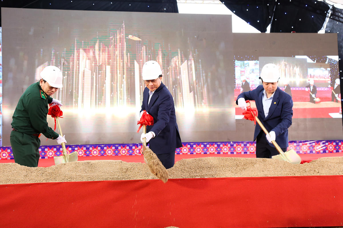 Phó Thủ tướng Bùi Thanh Sơn cùng Chủ tịch UBND tỉnh Cao Bằng Lê Hải Hòa và các đại biểu thực hiện nghi thức động thổ, khởi công xây dựng trường.