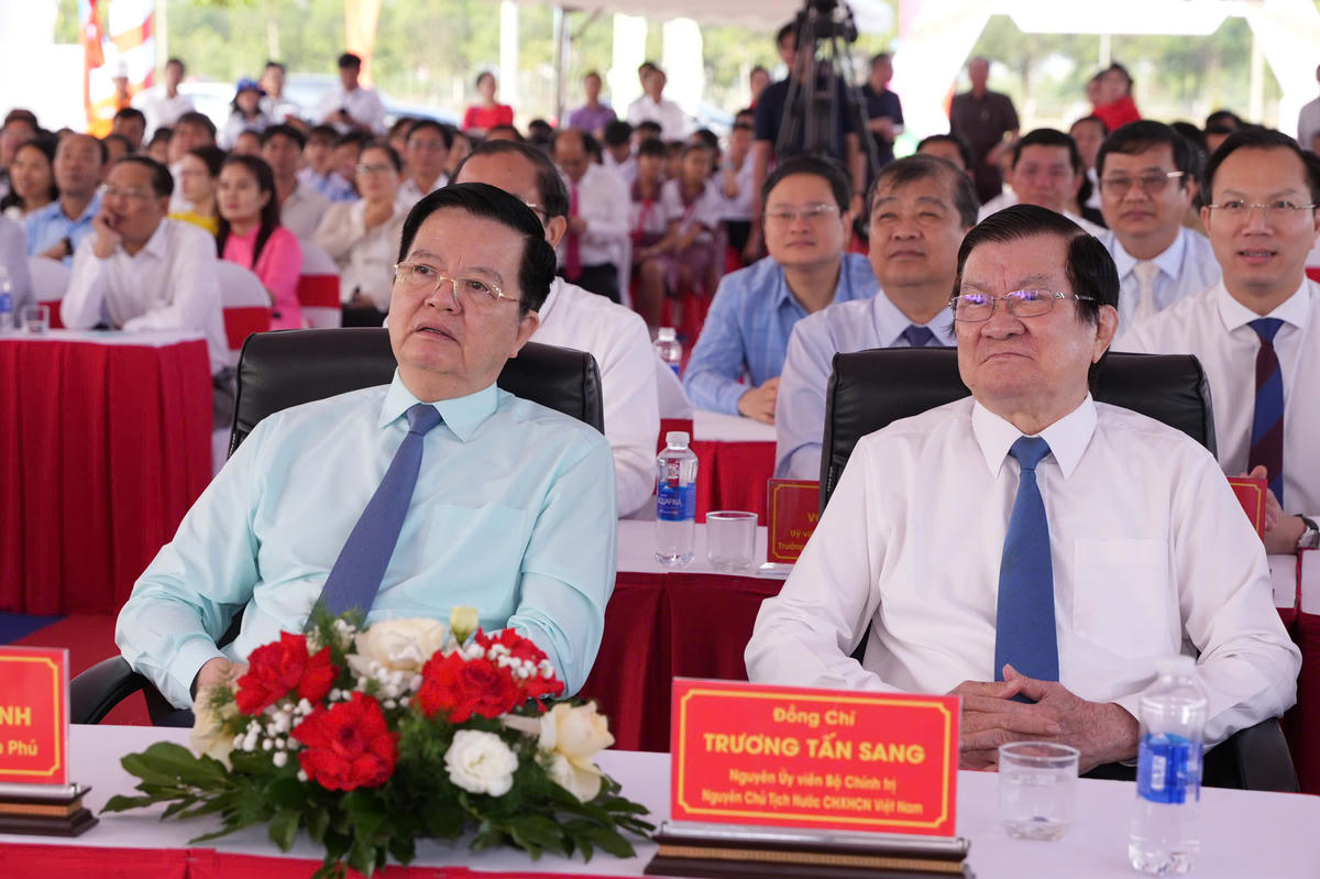 Các lãnh đạo, nguyên lãnh đạo Trung ương và địa phương ở buổi lễ. Ảnh: H.Du.