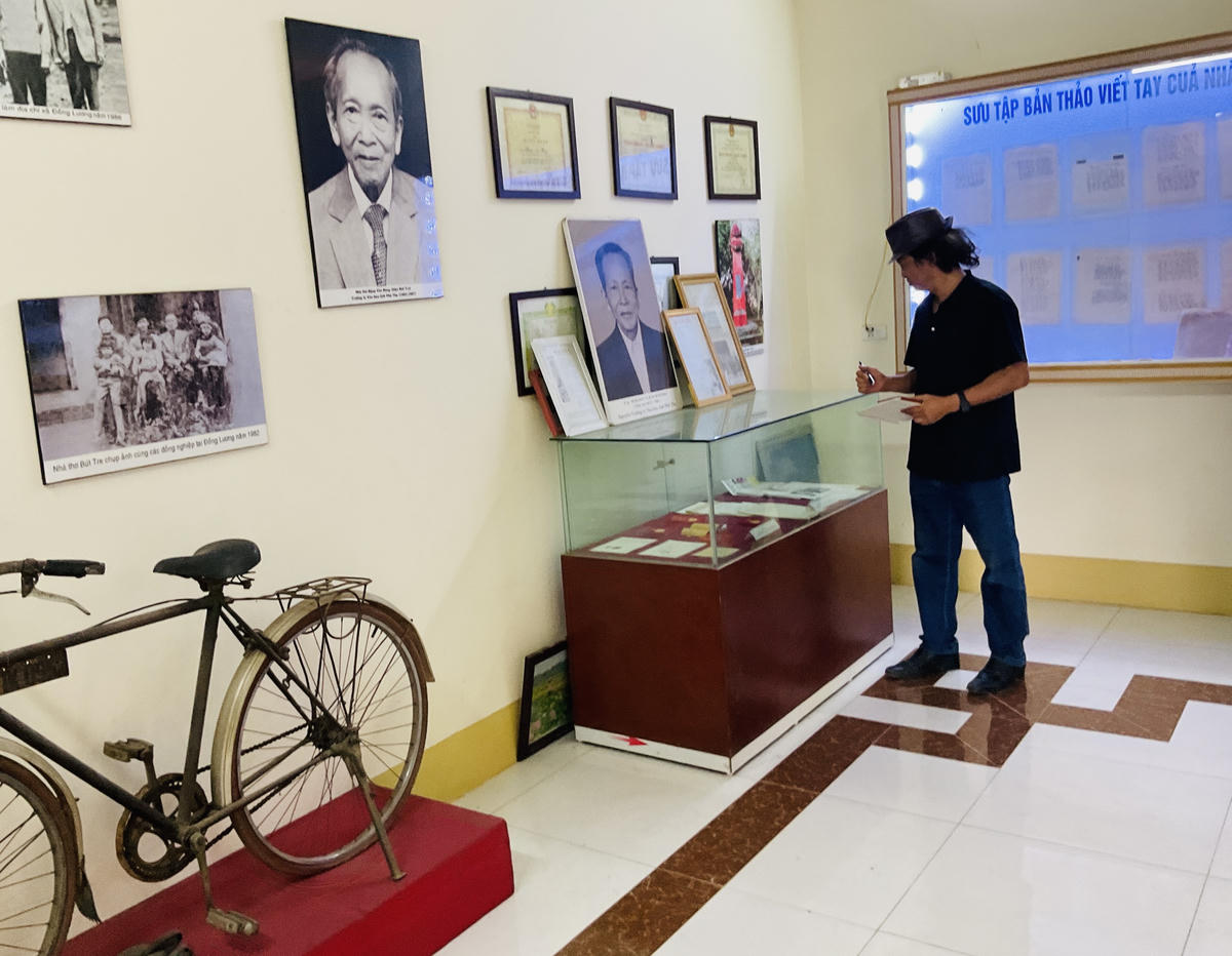 Nhiều hiện vật và tư liệu quý liên quan nhà thơ Bút Tre được trưng bày trong nhà lưu niệm. Ảnh: Tùng Duy.