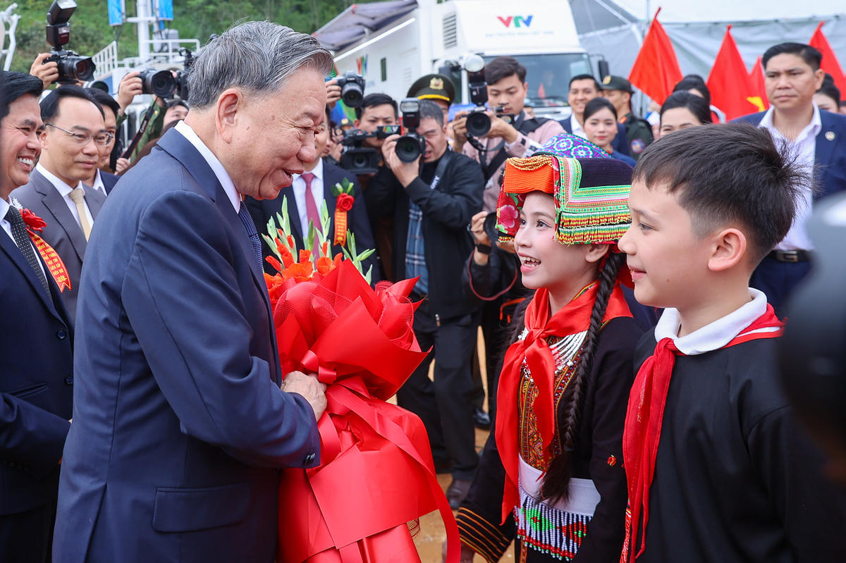 Các em học sinh tại điểm cầu trường phổ thông nội trú tiểu học và trung học cơ sở Đồng Đăng, xã Đồng Đăng, tỉnh Lạng Sơn tặng hoa chào mừng Tổng Bí thư Tô Lâm - Ảnh: Nhật Bắc