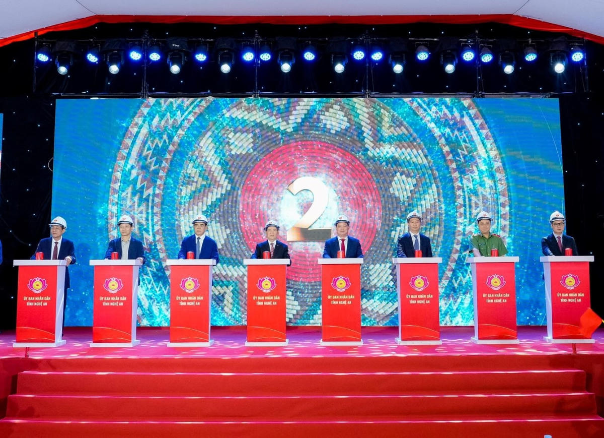 Phó Thủ tướng Chính phủ Hồ Đức Phớc, Bí thư Tỉnh uỷ Nguyễn Khắc Thận, Chủ tịch UBND tỉnh Võ Trọng Hải cùng lãnh đạo UBND tỉnh, sở, ban, ngành, đơn vị bấm nút khởi công Trường phổ thông nội trú liên cấp TH và THCS Thông Thụ. Ảnh: PB