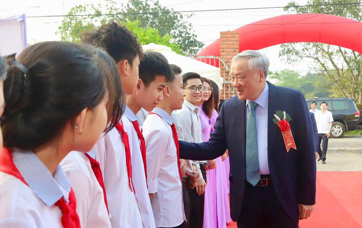 Phó Thủ tướng Thường trực Chính phủ Nguyễn Hòa Bình cùng đoàn công tác Trung ương tham dự tại điểm cầu xã Hương Xuân.