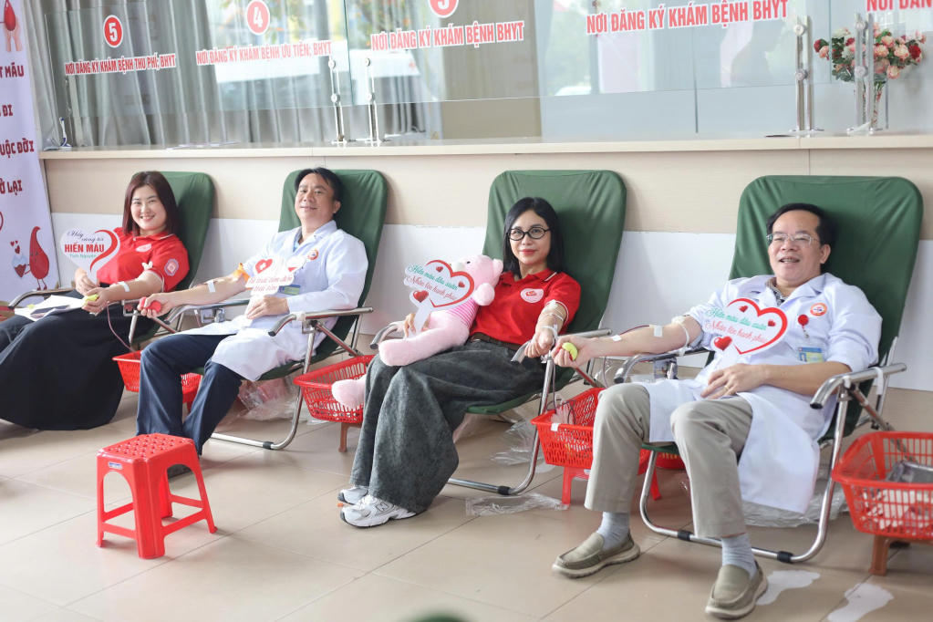 Bác sĩ của Bệnh viện Đa khoa khu vực Cẩm Phả và thành viên&nbsp;CLB Giọt máu hồng đất Mỏ tham gia hiến máu tình nguyện tại chương trình “Giọt hồng nhân ái” do 2 đơn vị phối hợp tổ chức ngày 14/3.