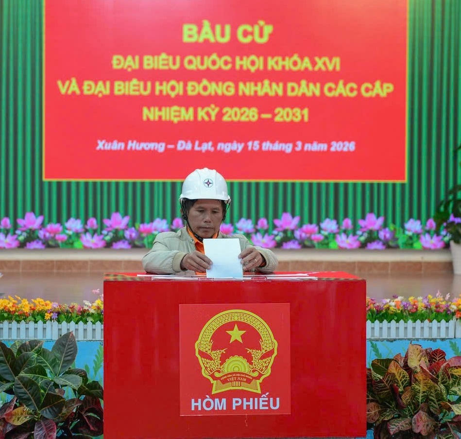 Cử tri thực hiện quyền, nghĩa vụ công dân tại điểm bỏ phiếu phường Xuân Hương - Đà Lạt, tỉnh Lâm Đồng. Ảnh  X.H

