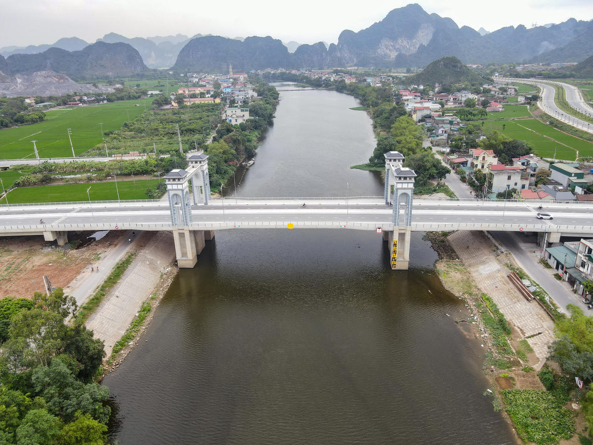 Theo ghi nhận của PV Báo Đại Đoàn Kết ngày 18/3, sau hơn 3 năm thi công, cầu Tân Lang và tuyến đường liên kết vùng đã hoàn thành, được đưa vào sử dụng trong khoảng 3 tháng qua. Ảnh: Đình Minh