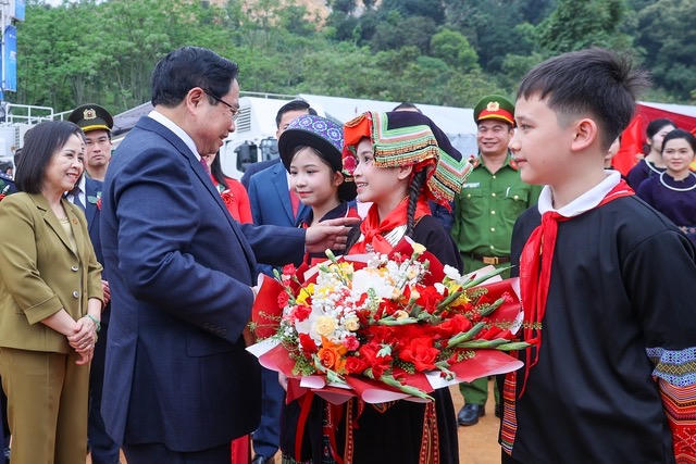 Các em học sinh tại điểm cầu &nbsp;trường phổ thông nội trú tiểu học và trung học cơ sở Đồng Đăng, xã Đồng Đăng, tỉnh Lạng Sơn tặng hoa chào mừng Thủ tướng Chính phủ Phạm Minh Chính - Ảnh: Nhật Bắc