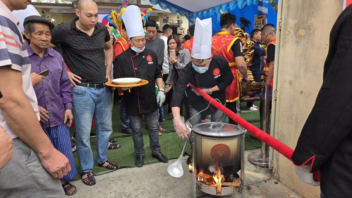 Một trong những niềm vui của người làng Vân Cù là sau hơn 100 năm được hình thành, phát triển từ làng, vào ngày 9/8/2024, “Tri thức văn hóa dân gian phở Nam Định” đã được Bộ Văn hóa, Thể Thao và Du lịch đưa vào Danh mục “Văn hóa phi vật thể quốc gia”, cần được bảo vệ. Ảnh: Duy Hưng.