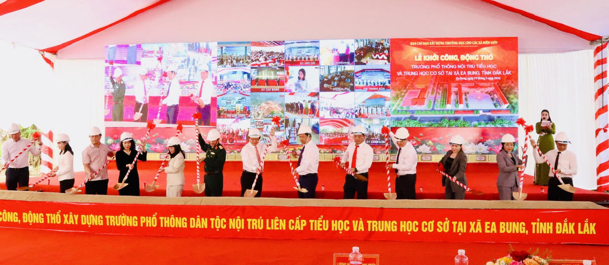 Phó Thủ tướng Hồ Quốc Dũng và các đại biểu động thổ xây dựng Trường phổ thông dân tộc nội trú liên cấp tiểu học và trung học cơ sở tại xã biên giới Ea Bung. Ảnh:CL.